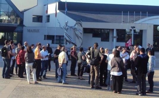 Manifestation contre l'homophobie devant la mairie de Saran